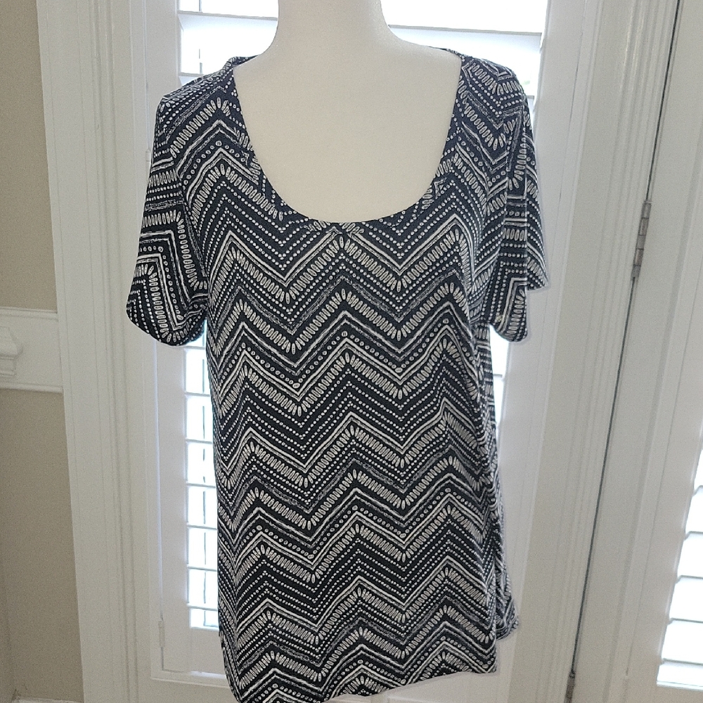 LuLaRoe Navy and White Zigzag Blouse